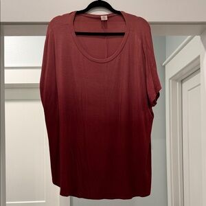 Women's Short Sleeve Scoop Neck Top in Deep Burgundy